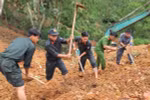 Các lực lượng chức năng khẩn trương tìm kiếm các nạn nhân đang bị vùi lấp. (Ảnh: Đức Thọ/TTXVN)