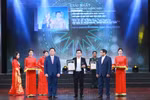 Đại diện nhóm tác giả Báo Điện tử VietnamPlus, Thông tấn xã Việt Nam nhận giải Nhất Giải thưởng Toàn quốc về thông tin đối ngoại lần thứ IX. (Ảnh: Phương Hoa/TTXVN)