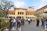 An ninh được thắt chặt tại khu vực diễn ra phiên xét xử vụ án Vạn Thịnh Phát. (Ảnh: Thanh Vũ/TTXVN)