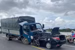 Hiện trường vụ tai nạn giao thông đặc biệt nghiêm trọng khiến 3 người tử vong trong chiếc xe con bị biến dạng. (Ảnh: Cục CSGT)