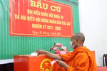 Sư sãi bỏ phiếu tại Phường 6, thành phố Sóc Trăng. (Ảnh: Trung Hiếu/TTXVN)