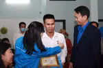 Đại diện Trung ương Đoàn trao tặng Huy hiệu "Tuổi trẻ dũng cảm" cho anh Nguyễn Ngọc Mạnh. (Ảnh: TTXVN phát)