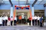 Lãnh đạo tỉnh Bắc Ninh và Tập đoàn SunGroup thực hiện nghi thức tiếp nhận Trung tâm Hồi sức tích cực ICU. (Ảnh: Đinh Văn Nhiều/TTXVN)