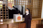 Cử tri là nữ tu Tỉnh dòng Lasan Việt Nam bỏ phiếu qua hòm phiếu lưu động tại phường Bến Nghé, Thành phố Hồ Chí Minh. (Ảnh: TTXVN phát)