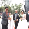 Nghệ sỹ Nhân dân Xuân Bắc - Cục trưởng Cục Nghệ thuật Biểu diễn trở thành MC và "chủ hôn" cho 80 cặp đôi đủ các độ tuổi, từ các cặp chưa thành hôn đến những cặp "đám cưới kim cương" 50 năm. (Ảnh: Minh Anh/Vietnam+)