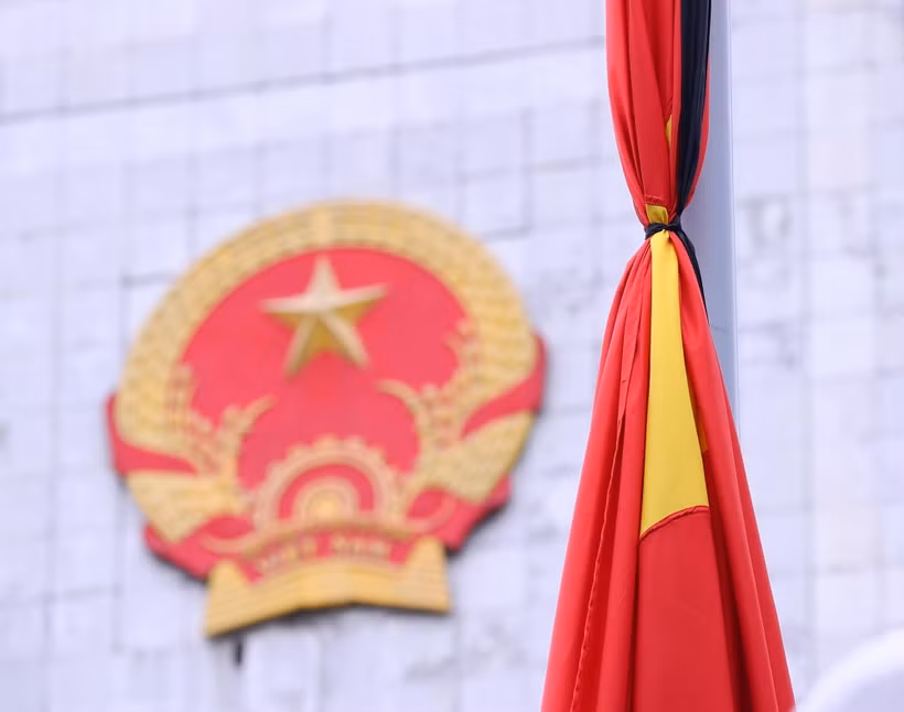Ủy ban Nhân dân thành phố Hà Nội treo cờ rủ tưởng nhớ Tổng Bí thư Nguyễn Phú Trọng. (Ảnh: Văn Điệp/TTXVN)