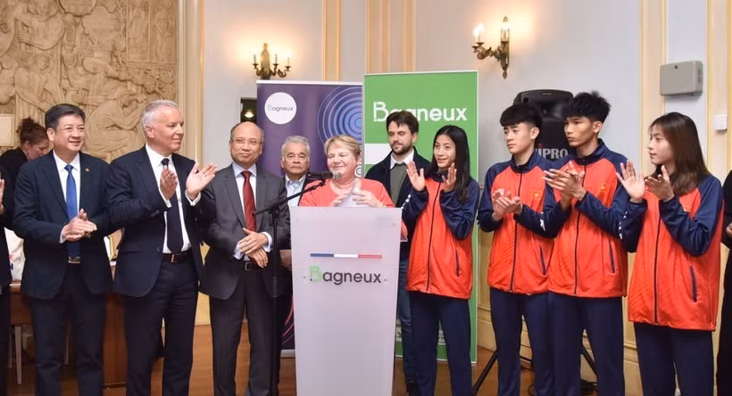 Bà Hélène Amiable, Thị trưởng Thành phố Bagneux nồng nhiệt chào đón đoàn Taekwondo trẻ Việt Nam sang tập huấn.( Ảnh: TTXVN phát)