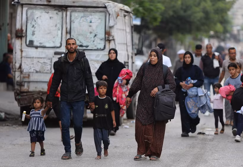 Người dân Palestine rời bỏ nhà cửa tránh xung đột tại Rafah, Dải Gaza, ngày 28/5. (Ảnh: THX/TTXVN)
