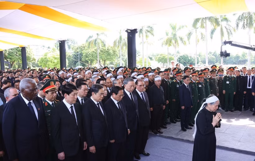 Phu nhân Tổng Bí thư cùng các đồng chí lãnh đạo, nguyên lãnh đạo Đảng, Nhà nước, đại biểu trong nước và quốc tế mặc niệm Tổng Bí thư Nguyễn Phú Trọng. (Ảnh: TTXVN)