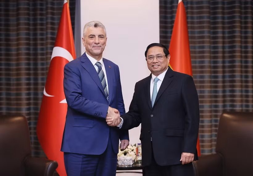 Thủ tướng Phạm Minh Chính tiếp Bộ trưởng Thương mại Thổ Nhĩ Kỳ Omer Bolat. (Ảnh: Dương Giang/TTXVN)