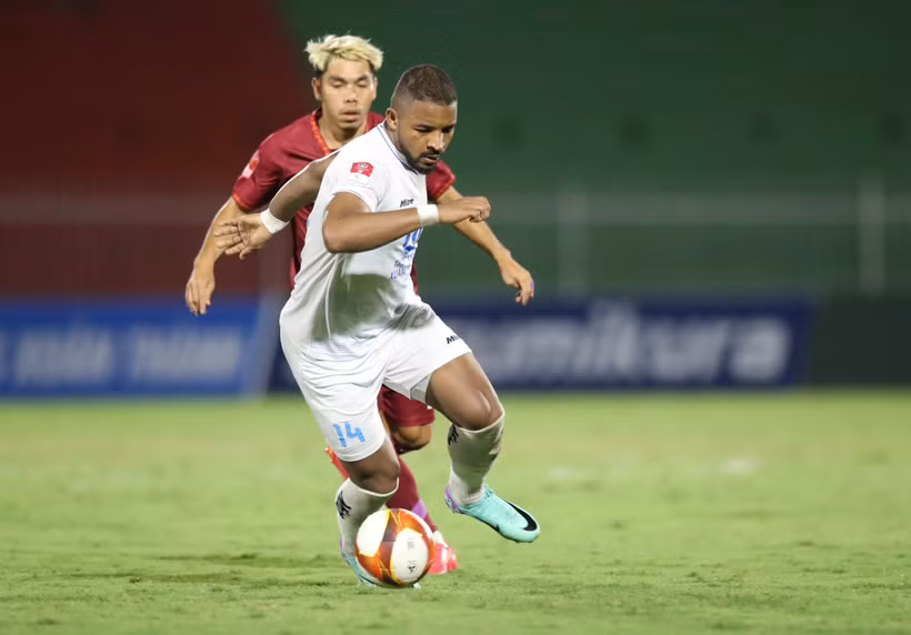 Thép Xanh Nam Định (áo trắng) nhận thất bại 1-2 ở vòng 10 V-League 2023/24. (Ảnh: FB)