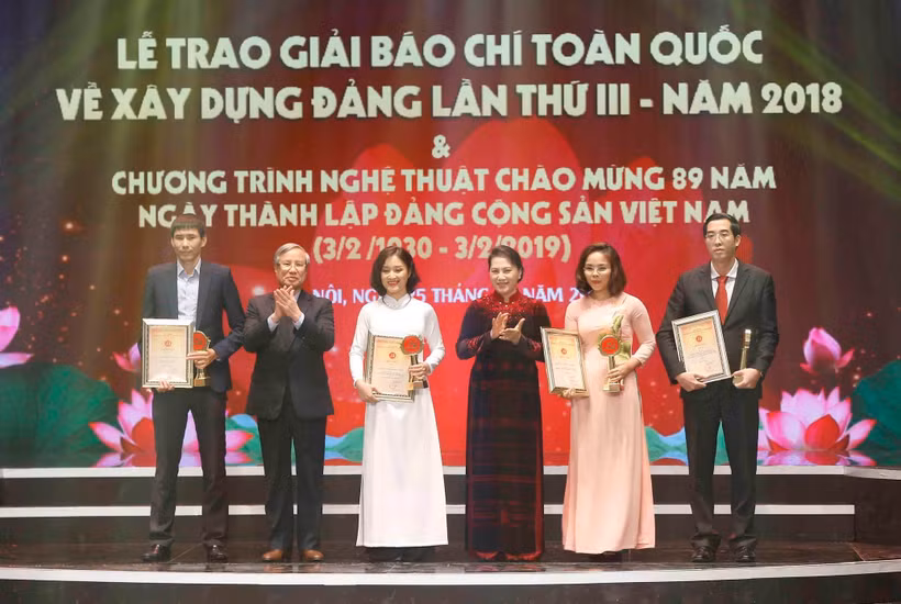 Chủ tịch Quốc hội Nguyễn Thị Kim Ngân và ông Trần Quốc Vượng, Ủy viên Bộ Chính trị, Thường trực Ban Bí thư trao giải A cho tác giả và nhóm tác giả đoạt giải Búa liềm Vàng 2018. (Ảnh: Doãn Tấn/TTXVN)