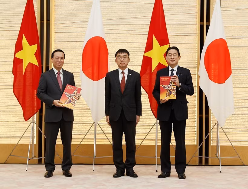 Viện nghiên cứu kinh tế ASEAN và Đông Á (ERIA) của Nhật Bản gửi lên Chủ tịch nước Võ Văn Thưởng và Thủ tướng Nhật Bản Kishida Báo cáo Tư vấn chính sách “Viet Nam 2045”. (Ảnh: Thống Nhất/TTXVN)