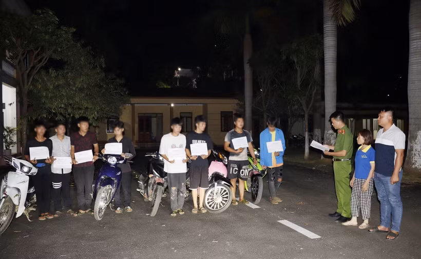 Các đối tượng bị bắt giữ trong vụ hỗn chiến khiến 1 người chết, một người bị thương nặng. (Ảnh: TTXVN phát)