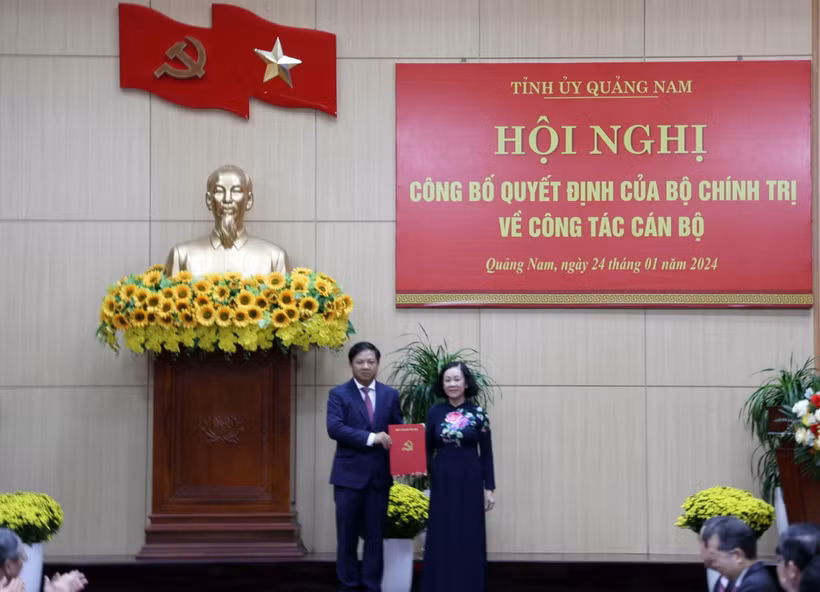 Thường trực Ban Bí thư Trương Thị Mai trao quyết định cho ông Lương Nguyễn Minh Triết. (Ảnh: Trần Tĩnh/TTXVN)