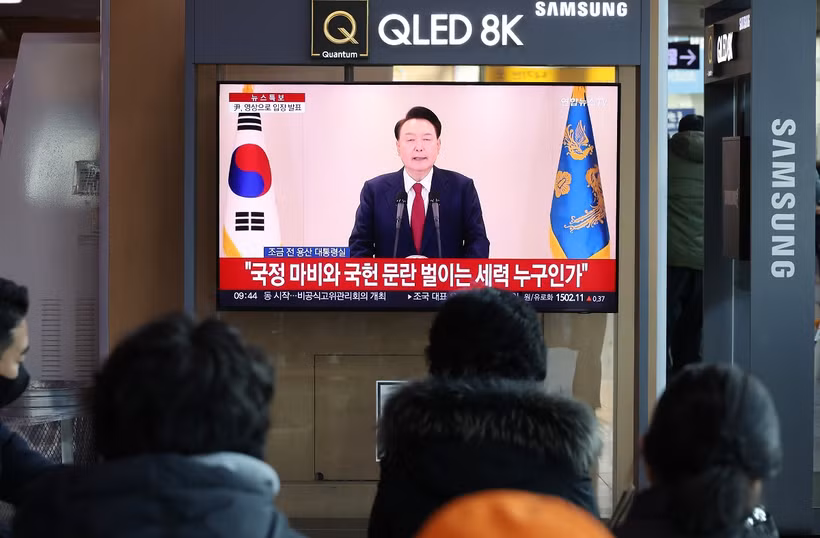 Người dân theo dõi bài phát biểu qua truyền hình của Tổng thống Hàn Quốc Yoon Suk Yeol ở Seoul, ngày 12/12/2024. (Ảnh: Yonhap/TTXVN)