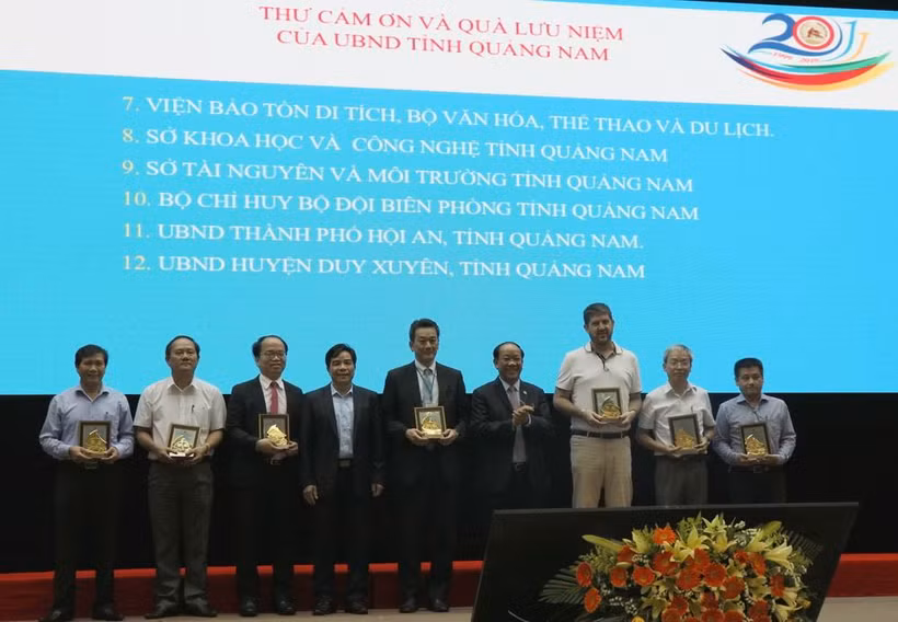 Lãnh đạo tỉnh Quảng Nam tặng quà lưu niệm cho các tổ chức quốc tế làm tốt công tác bảo tồn di sản. (Ảnh Trần Tĩnh/TTXVN)