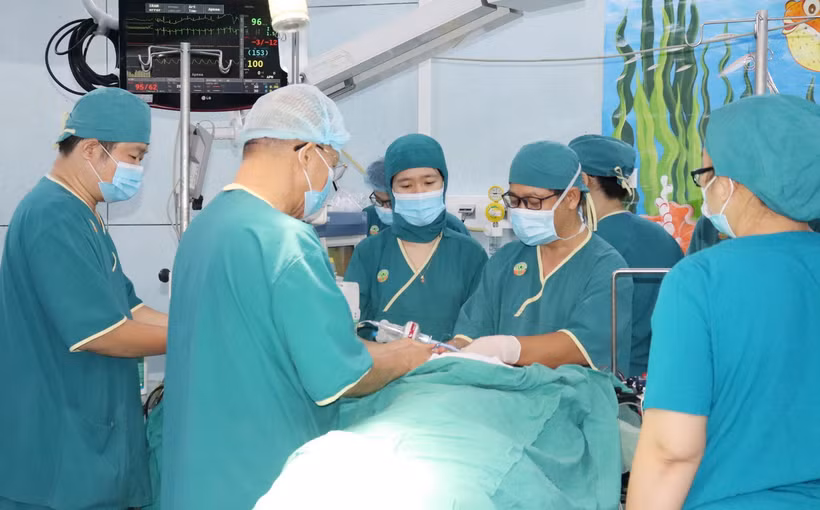 Bác sỹ Bệnh viện Nhi đồng 2 Thành phố Hồ Chí Minh thực hiện ca phẫu thuật ghép tạng trẻ em. (Ảnh: TTXVN phát)