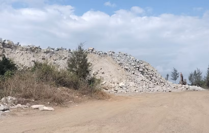 Khối lượng lớn đá do Công ty Trách nhiệm hữu hạn Lý Tuấn ở Quảng Ngãi tập kết sai quy định tại cảng Kỳ Hà, Quảng Nam. (Ảnh: TTXVN phát)