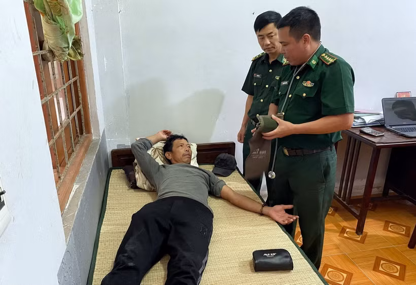 Đại diện Đồn Biên phòng cửa khẩu Cảng Gianh thăm khám sức khỏe thuyền viên Phạm Bá Dung. (Ảnh: TTXVN phát)