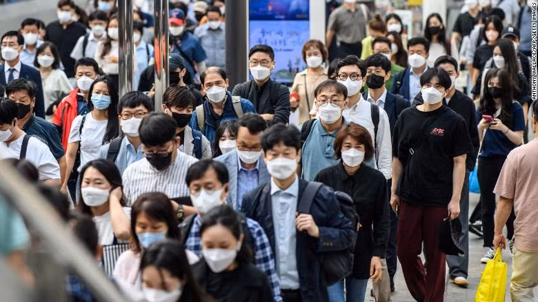 Người dân tham gia giao thông gần một trạm tàu điện ngầm ở Seoul. (Ảnh: CNN) 