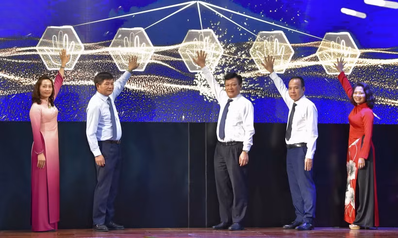 Đại biểu ấn nút khai mạc Triển lãm trực tuyến 'Điện Biên theo dòng lịch sử qua tài liệu lưu trữ.' (Ảnh: TTXVN phát)