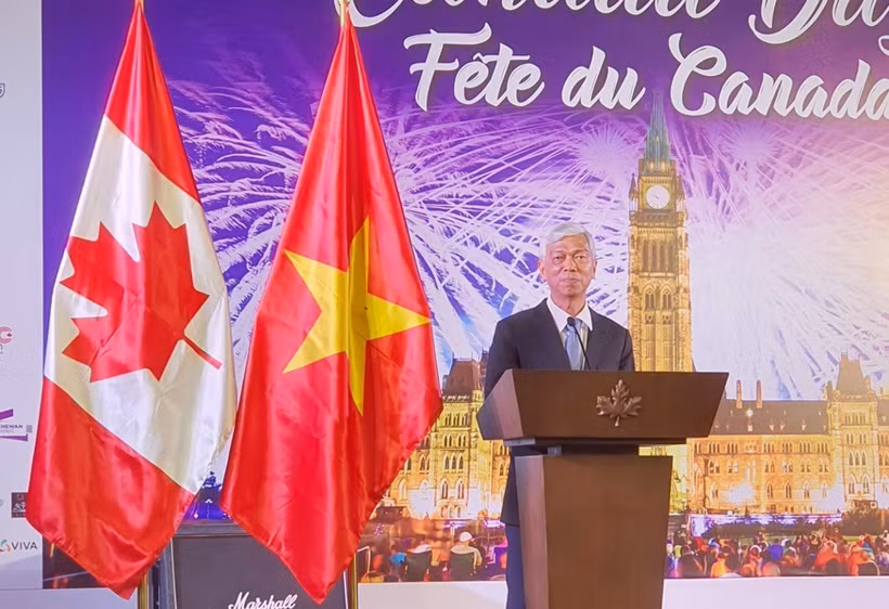 Ông Võ Văn Hoan, Phó Chủ tịch Ủy ban Nhân dân Thành phố Hồ Chí Minh phát biểu chúc mừng. (Ảnh: Xuân Khu/TTXVN)