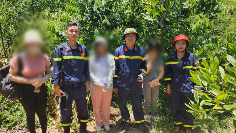 Các sinh viên được lực lượng Công an Thừa Thiên-Huế kịp thời cứu nạn. (Ảnh do công an cung cấp)