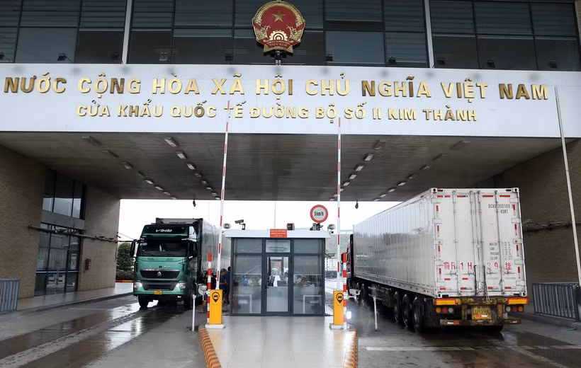 Hoạt động xuất nhập khẩu sôi động tại Cửa khẩu Quốc tế Đường bộ số 2 Kim Thành, tỉnh Lào Cai. (Ảnh: Quốc Khánh/TTXVN)