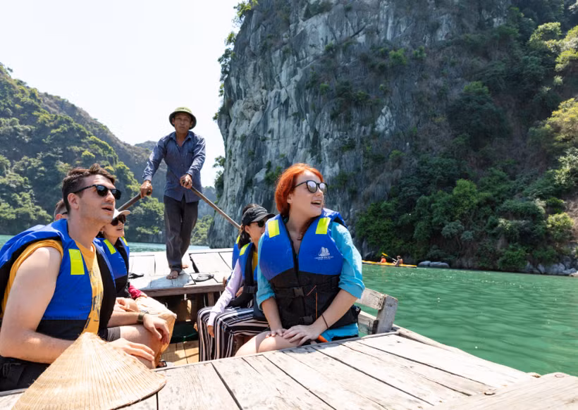 Du khách quốc tế trải nghiệm Vịnh Hạ Long. (Ảnh: Mai Mai/Vietnam+)