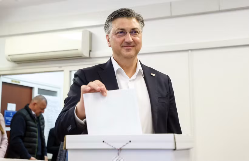 Thủ tướng Croatia Andrej Plenkovic bỏ phiếu bầu Quốc hội tại điểm bầu cử ở Zagreb ngày 17/4. (Ảnh: AFP/TTXVN)