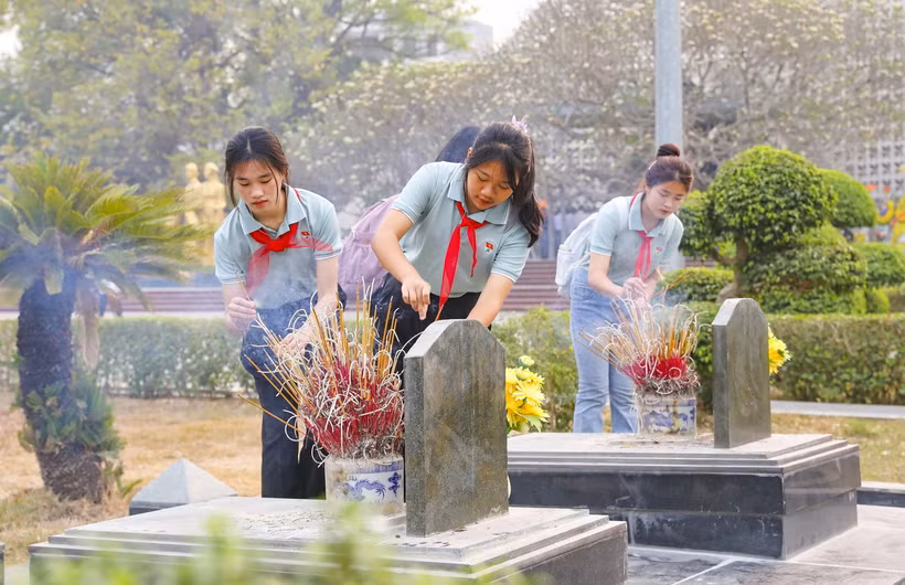 Các em học sinh dâng hương tưởng niệm, tri ân các anh hùng, liệt sỹ tại Nghĩa trang Liệt sỹ Quốc gia A1. (Ảnh: Xuân Tư/TTXVN)