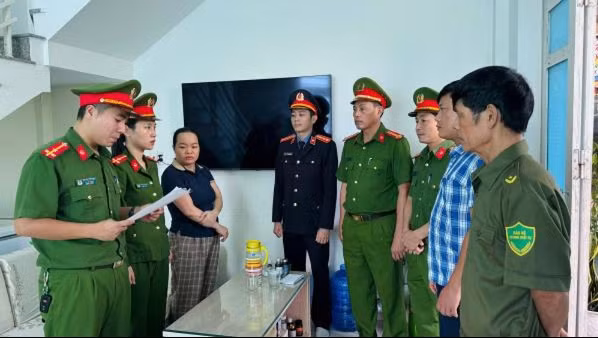 Cơ quan cảnh sát đọc Lệnh khám xét nơi ở của Phạm Thị Thùy Dương. (Nguồn: Công An Nhân dân) 