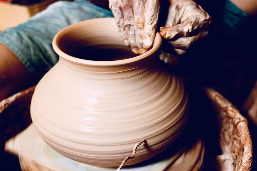 Đôi bàn tay của người thợ vuốt gốm thủ công Phạm Anh Đạo. (Ảnh: Mỹ Trinh/Vietnam+)