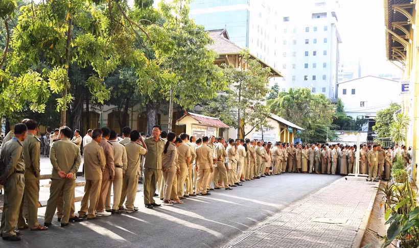 Các cử tri xếp hàng bỏ phiếu bầu cử Thượng viện Campuchia khóa V, sáng 25/2. (Ảnh: Hoàng Minh/TTXVN)