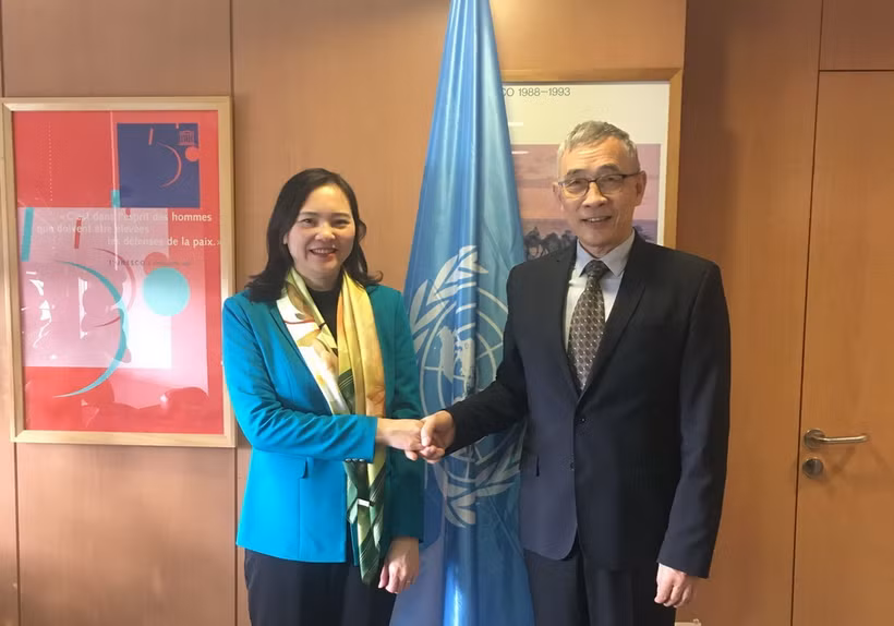 Ông Khúc Tinh - Phó Tổng Giám đốc UNESCO tiếp Đại sứ Nguyễn Thị Vân Anh, Trưởng Phái đoàn thường trực Việt Nam bên cạnh UNESCO. (Ảnh: TTXVN phát)