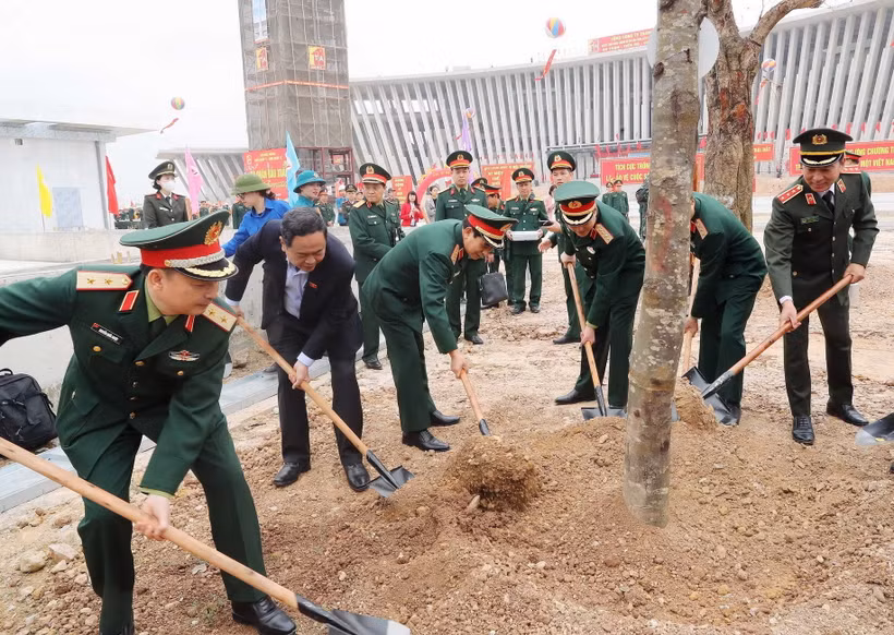 Phó Chủ tịch Thường trực Quốc hội Trần Thanh Mẫn, Đại tướng Phan Văn Giang, Bộ trưởng Bộ Quốc phòng, Đại tướng Lương Cường, Chủ nhiệm Tổng cục Chính trị Quân đội Nhân dân Việt Nam và các đại biểu tham gia trồng cây. (Ảnh: Trọng Đức/TTXVN)