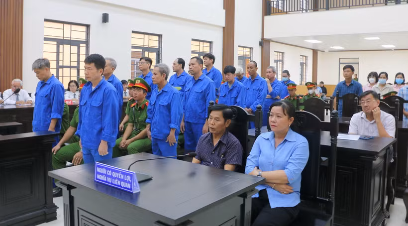 Các bị cáo và những người có quyền và nghĩa vụ liên quan tại phiên toà sáng 15/7. (Ảnh: Công Mạo/TTXVN)