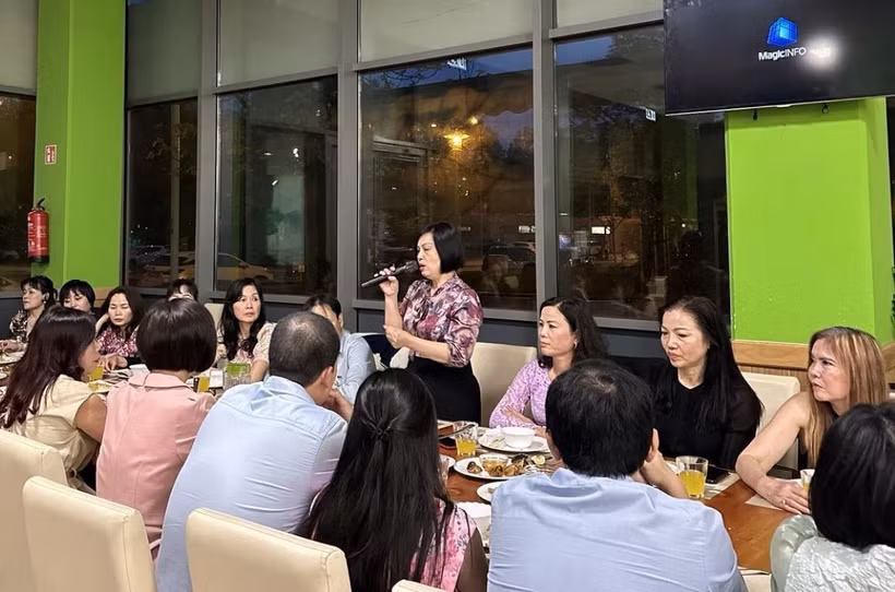 Đại sứ Việt Nam tại Hungary Nguyễn Thị Bích Thảo phát biểu tại cuộc gặp đại diện Hội Phụ nữ Việt Nam tại Hungary. (Ảnh: TTXVN phát)