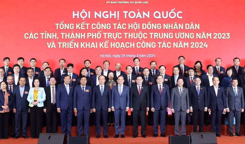 Chủ tịch Quốc hội Vương Đình Huệ với Trưởng đoàn đại biểu Hội đồng nhân dân các tỉnh, thành phố trực thuộc Trung ương tham dự hội nghị. (Ảnh: Nhan Sáng/TTXVN)