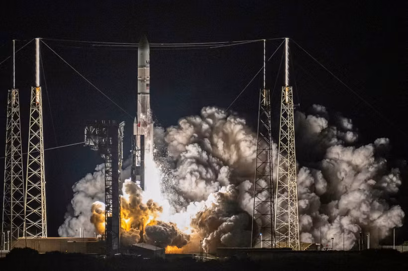 Tên lửa Vulcan Centau mang theo tàu đổ bộ Peregrine rời bệ phóng tại Trạm Vũ trụ ở mũi Canaveral, bang Florida, Mỹ ngày 8/1/2024. (Ảnh: AFP/TTXVN)
