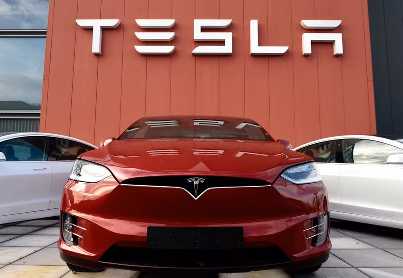 Các mẫu xe tại phòng trưng bày của Tesla ở Amsterdam, Hà Lan. (Ảnh: AFP/TTXVN)