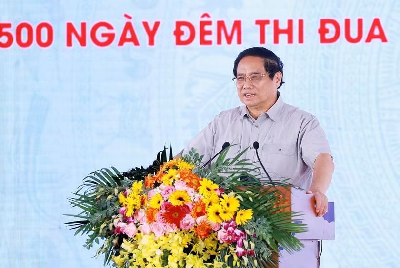 Thủ tướng Phạm Minh Chính phát động đợt thi đua cao điểm '500 ngày đêm thi đua hoàn thành 3.000km đường bộ cao tốc.' (Ảnh: Dương Giang/TTXVN)