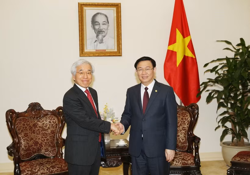 Phó Thủ tướng Vương Đình Huệ tiếp Giám đốc điều hành cấp cao Tập đoàn Tài chính J Trust Nobiru Adachi. (Ảnh: Dương Giang/ TTXVN)