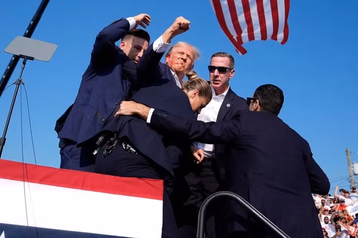 Ông Trump được các mật vụ đưa khỏi sân khấu. (Nguồn: CNN)