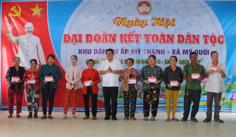 Ông Dương Sà Kha, Chủ tịch Ủy ban MTTQ Việt Nam tỉnh Sóc Trăng tặng quà cho hộ nghèo tại khu dân cư xã Mỹ Quới, thị xã Ngã Năm, tỉnh Sóc Trăng. (Ảnh Tuấn Phi/TTXVN)