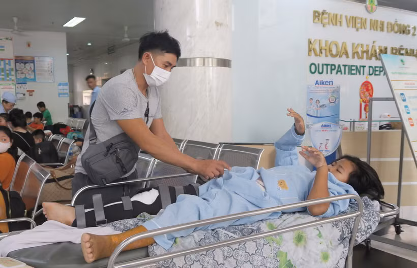 Một bệnh nhi bị tai nạn giao thông khám, điều trị tại Bệnh viện Nhi đồng 2 Thành phố Hồ Chí Minh. (Ảnh: Đinh Hằng/TTXVN)