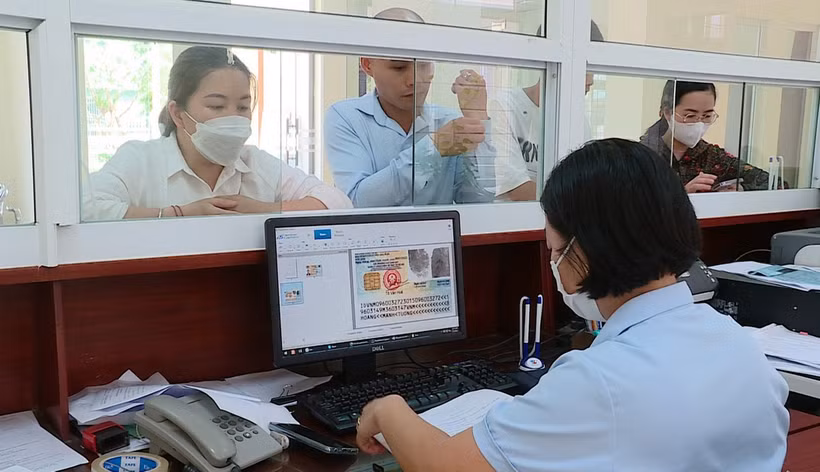 Người dân đến đăng ký tham gia bảo hiểm y tế tại Bảo hiểm Xã hội huyện Lục Yên, tỉnh Yên Bái. (Ảnh: Việt Dũng/TTXVN)