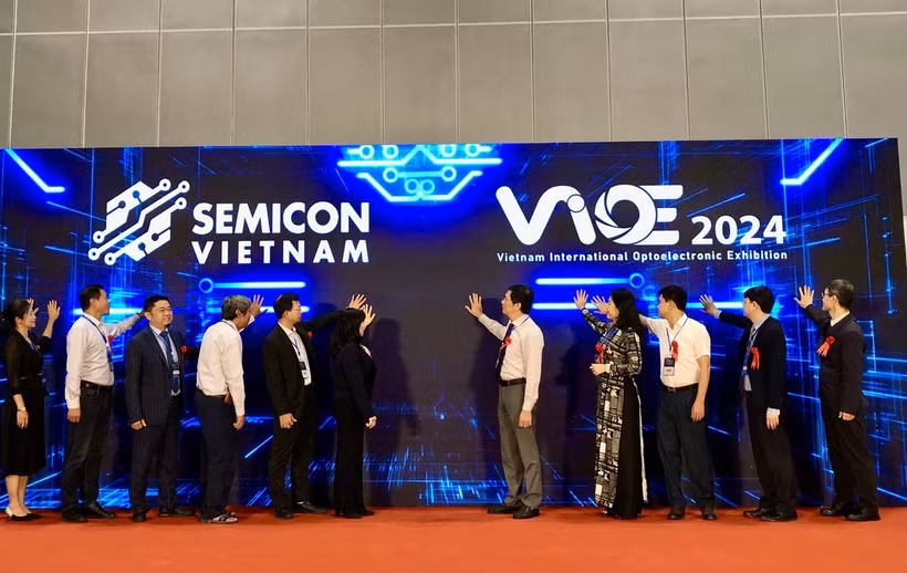 Đại biểu thực hiện nghi thức khai mạc triển lãm. (Ảnh: Mỹ Phương/TTXVN)