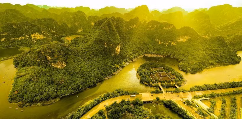 Bến thuyền Tràng An trong nắng Thu vàng. (Ảnh: Minh Đức/TTXVN)